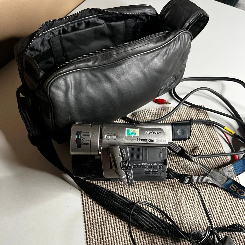 Sony Handycam Vision CCD-TRV67 Hi8 Camcorder NightShot 20x Optical Zoom Bundle
